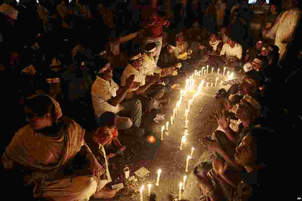 Protest demand the immediate execution of Islamist opposition leader Abdul Quader Mollah in Dhaka, Dec. 11, 2013. 