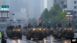资料照片：韩国海军陆战队装甲车参加在首尔举行的国军日75周年阅兵式。(2023年9月26日)