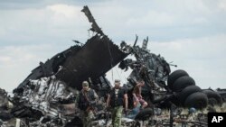 6月14日亲俄武装人员从击落的乌克兰运输机的现场寻找武器