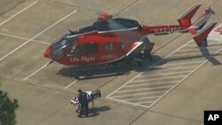 Helikopter medis yang membawa para korban penikaman di sebuah kampus di Texas, Selasa (9/4). (AP/KTRK)