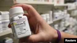 Un farmacéutica sostiene un frasco de OxyContin, un poderoso analgésico a base de opio, en una farmacia de Utah, Nevada, el 9 de mayo de 2019.