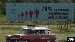 Надпись на плакате: 70% кубинцев родились во время действия эмбарго. Гавана (архивное фото)
