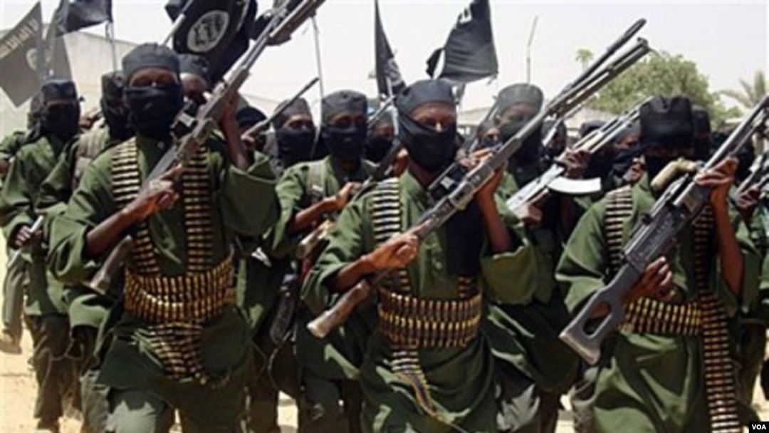 Militan Al-melakukan latihan militer di pinggiran ibukota Mogadishu, Somalia (foto: dok.).
