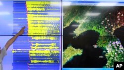 Direktur Pengawasan gempa bumi dan gunung berapi Korea, Ryoo Yong-gyu memberikan keterangan mengenai gelombang gempa di Seoul, Korea Selatan, 9 September 2016 (AP Photo/Ahn Young-joon)