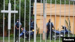 Oficiales de la Policía Nacional vigilan afuera de una iglesia católica donde se refugia Rolando Álvarez, obispo de la Diócesis de Matagalpa, alegando haber sido atacado por la policía, en Managua, Nicaragua, 20 de mayo de 2022 REUTERS/Maynor Valenzuela
