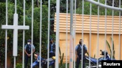 Agentes de la Policía vigilan las afueras de una iglesia católica donde se refugia Rolando Álvarez, obispo de la Diócesis de Matagalpa, en Managua, el 20 de mayo de 2022.