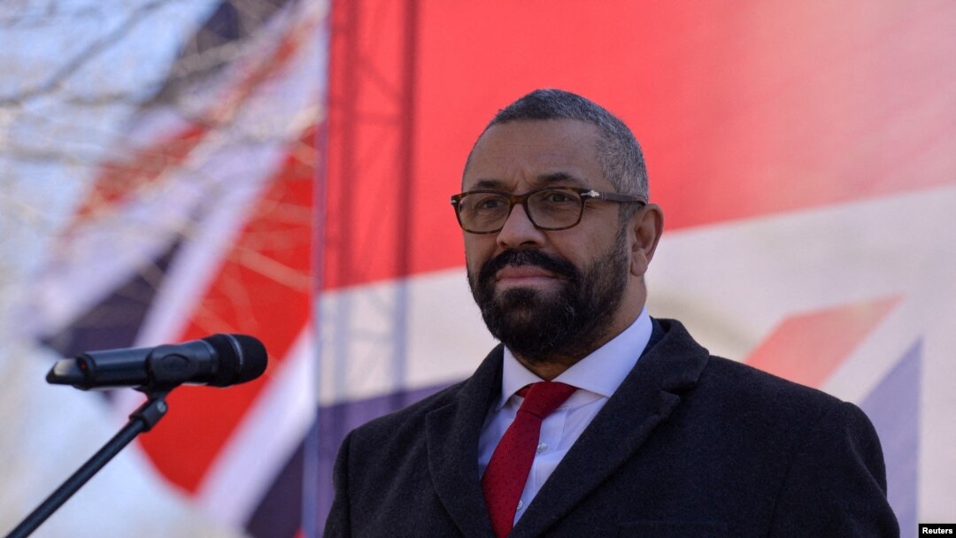 Menteri Luar Negeri Inggris James Cleverly di Kazakhstan, 18 Maret 2023. Ia berharap dapat bertemu dengan Wakil Presiden China Han Zheng saat menghadiri penobatan Raja Charles. (Foto: REUTERS/Turar Kazangapov)