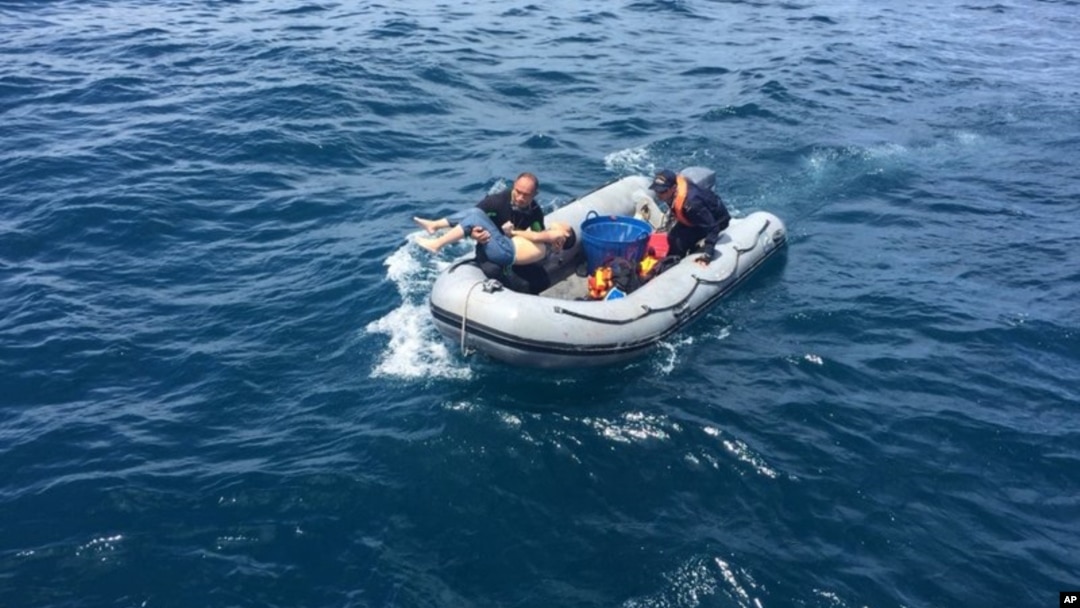 Penyelam naik ke perahu pneumatik untuk menyelamatkan korban kecelakaan perahu wisatawan China di Phuket, Thailand, 6 Juli 2018. (Foto: dok).