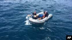 Penyelam naik ke perahu pneumatik untuk menyelamatkan korban kecelakaan perahu wisatawan China di Phuket, Thailand, 6 Juli 2018. (Foto: dok).