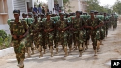 Tentara Somalia berbaris pada peringatan 54 tahun Hari Angkatan Darat Somalia di Mogadishu, Somalia, Sabtu 12 April 2014. (AP Photo / Farah Abdi Warsameh)