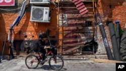 Un chico monta en bicicleta junto a los daños dejados por una explosión de bomba en Tel Aviv, Israel, el lunes de 19 de agosto de 2024. 