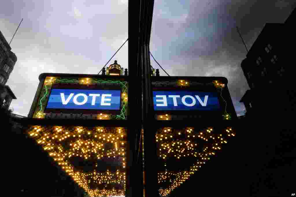 Una marquesina en el centro de Atlanta el martes 8 de noviembre de 2022, en Atlanta. (Foto AP/Brynn Anderson)