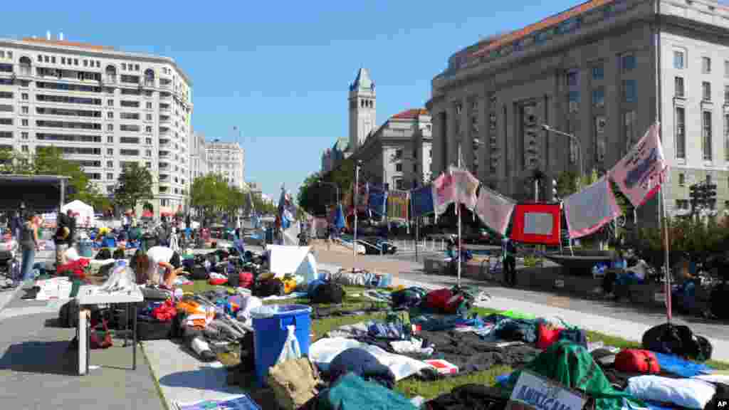 自由广场铺满了睡袋