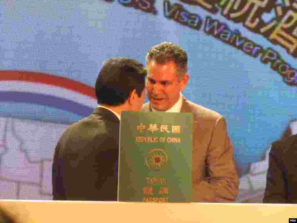 美国与台湾政府官员在台湾庆祝台湾成为美国免签证计划成员(美国之音 张佩芝拍摄)