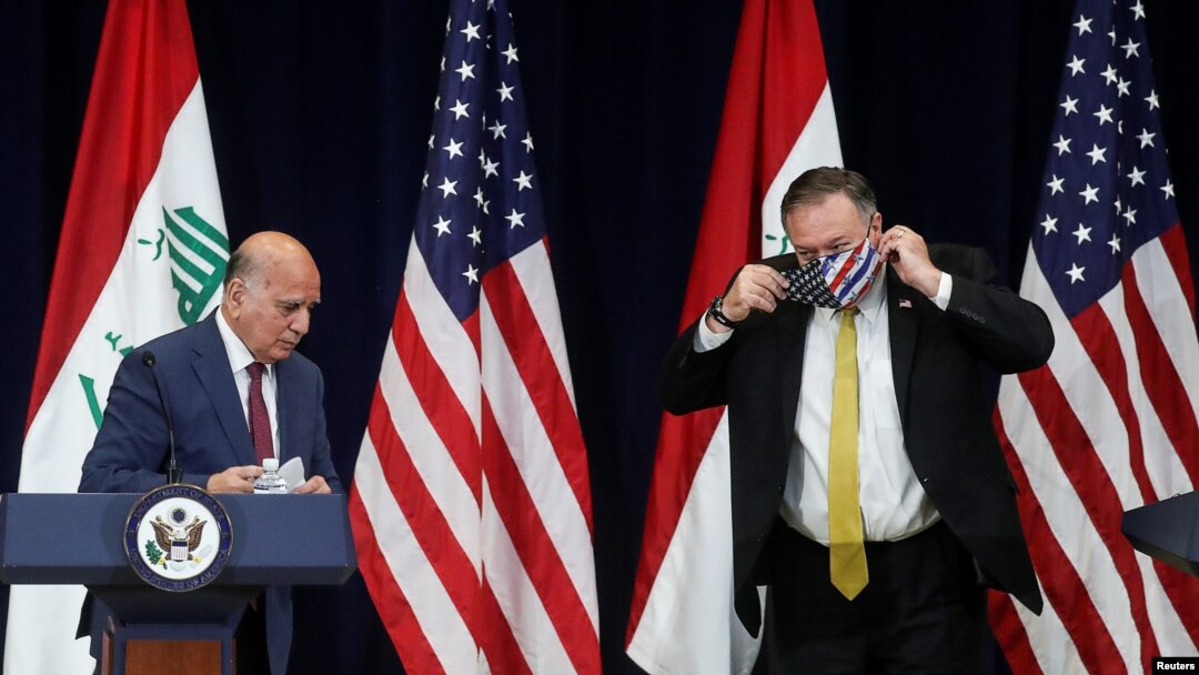 Menteri Luar Negeri AS Mike Pompeo mengenakan masker wajah saat bersiap konferensi pers bersama dengan Menteri Luar Negeri Irak Fuad Hussein di Departemen Luar Negeri AS, Washington, 19 Agustus 2020. (Foto: Reuters)