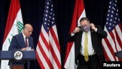 Menteri Luar Negeri AS Mike Pompeo mengenakan masker wajah saat bersiap konferensi pers bersama dengan Menteri Luar Negeri Irak Fuad Hussein di Departemen Luar Negeri AS, Washington, 19 Agustus 2020. (Foto: Reuters)