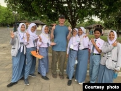 Steve Burback bersama para siswa di kawasan Candi Borobudur, Magelang, Jawa Tengah (dok. pribadi).