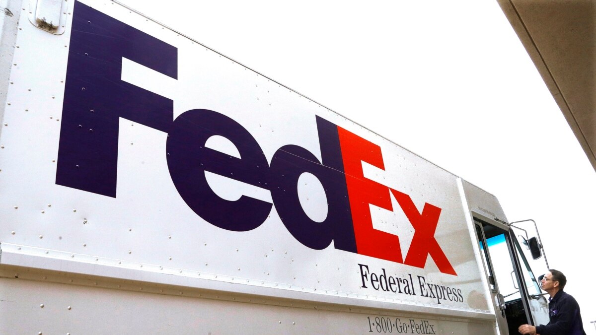 Avión de FedEx hace aterrizaje de emergencia tras choque con ave e incendio de motor