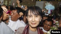 Pemimpin pro demokrasi Burma, Aung San Suu Kyi tiba di bandara internasional Yangon (Rangun) dari lawatannya ke Eropa (30/6).