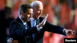 Beau Biden (izquierda) y el vicepresidente Joe Biden durante la Convención Nacional Demócrata en 2008.