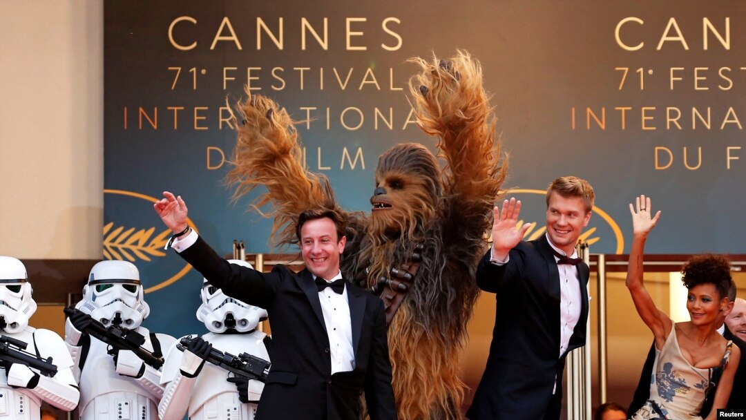 Produser 'Solo: A Star Wars Story' Simon Emanuel dan Joonas Suotamo, Thandie Newton dan Chewbacca berpose di Festival Film Cannes, di Cannes, Perancis, 15 Mei 2018.