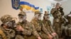 Курсанти тренуються користуватися протигазами у бомбосховищі в Києві. AP Photo/Efrem Lukatsky