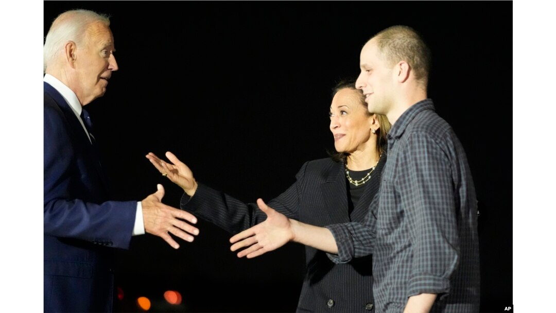 ABD Başkanı Joe Biden ve Başkan Yardımcısı Kamala Harris de hava üssündeki karşılama törenine katıldılar.