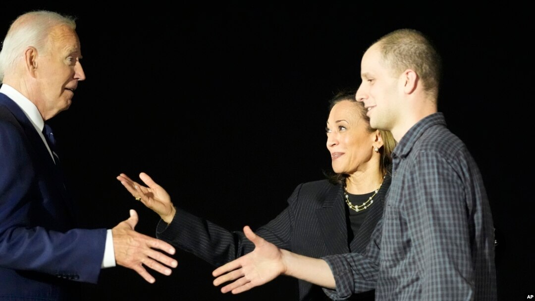 Presiden AS Joe Biden (kiri) dan Wakil Presiden Kamala Harris menyambut wartawan Evan Gershkovich di Pangkalan Udara Andrews di Maryland, pada 1 Agustus 2024. (Foto: AP/Alex Brandon)