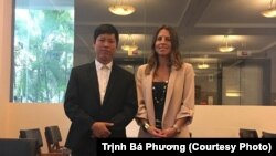 Nhà hoạt động Trịnh Bá Phương trong cuộc gặp với bà Michele Roulbet - Trưởng bộ phận Nội chính phòng Chính trị của ĐSQ Hoa Kỳ - vào ngày 6/2/2020 để trình bày về vụ Đồng Tâm.