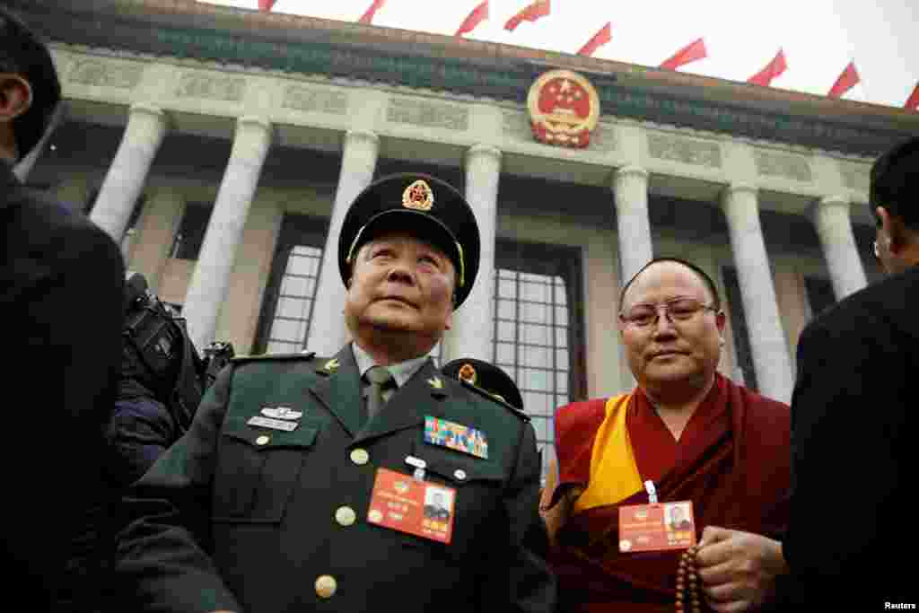 2018年3月3日，在北京参加中国人民政治协商会议的一位疑似少将和一位疑似喇嘛在开幕式结束后离开人民大会堂。