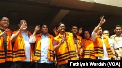 Delapan narapidana kasus korupsi melambaikan tanda nomor 3 (Anies-Sandy) setelah memberikan suara di TPS 19 di kantor KPK Jaksel. Courtessy : Fathiyah Wardah/VOA