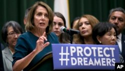 Nancy Pelosi discute la reforma migratoria ante un grupo de estudiantes, maestros y otros en la Universidad Estatal de California en Sacramento.