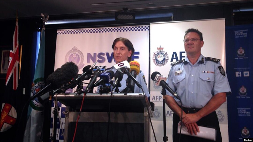 ARSIP - Deputi Komisaris Australian Federal Police, Michael Phelan (kanan) menyimak saat Deputi Komisaris Polisi New South Wales, Catherine Burn, berbicara dalam konferensi pers di Sydney, 11 Februari 2015 (foto: Reuters/Lincoln Feast)