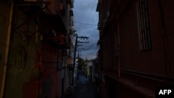 Se ven líneas eléctricas y de comunicación en una calle oscura en San Juan, Puerto Rico, después de que un gran apagón azotara la isla el 31 de diciembre de 2024.