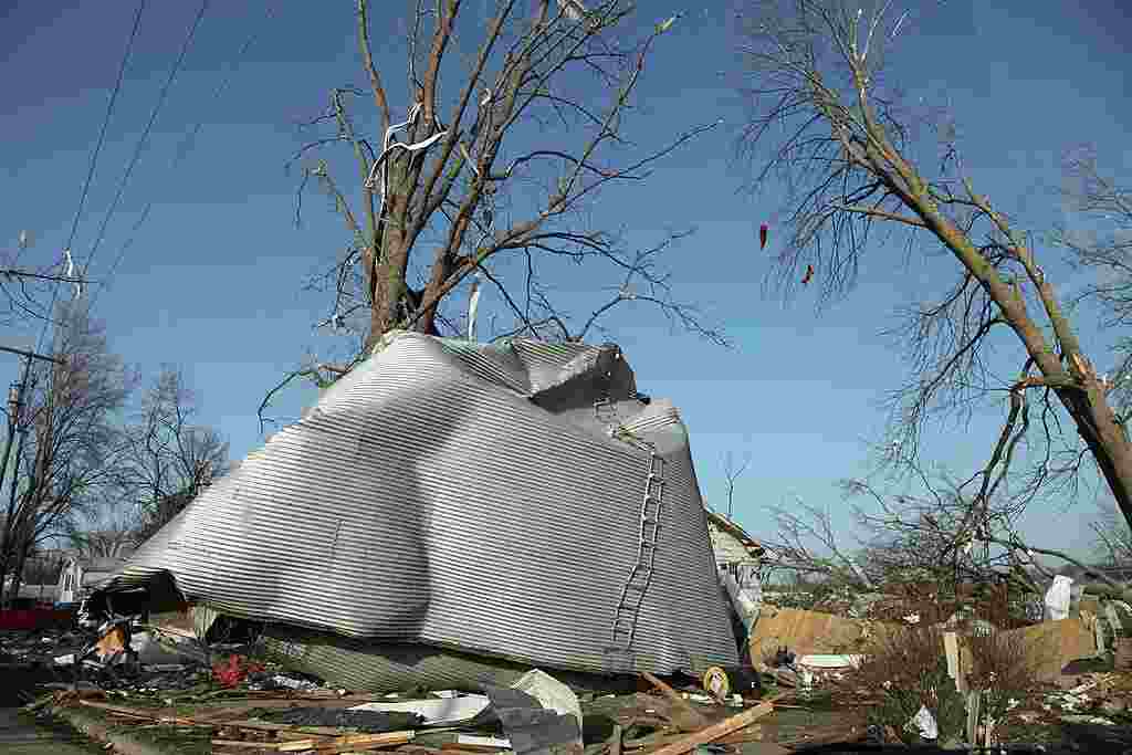 Un depósito de granos quedó completamente destruido por un tornado que azotó Harrisburg, Illinois.