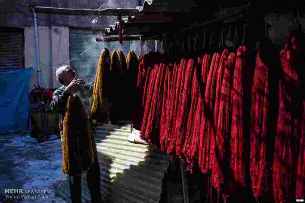 &laquo;فرهاد یادگاری&raquo; مرد رنگرز در بازار سنتی زنجان، ۴۰ سالی می شود که به این کار مشغول است. عکس: فرهاد صفری