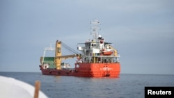 2026년 4월 12일, 오만 무산담주 인근 해안의 호르무즈 해협을 항해 중인 선박의 모습.