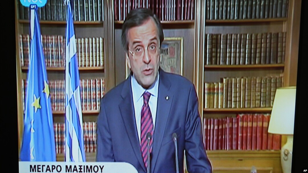 Gambar yang diambil dari televisi Yunani NET ini menampilkan PM Yunani Antonis Samaras tengah mengeluarkan pernyataan dari kantornya di Athena (15/4) terkait kemungkinan perolehan dana talangan sebesar $11,5 miliar bulan depan..