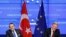 Yevropa masalalari bo'yicha Turkiya vaziri Egemen Bagis va Yevropaning Kengayish bo'yicha vakili Stefan Fule, 5-noyabr, 2013-yil, Bryussel.