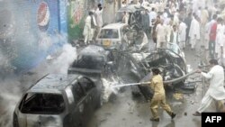 Nhân viên cứu hỏa Pakistan tại hiện trường vụ nổ bom xe ở Quetta, ngày 31/8/2011
