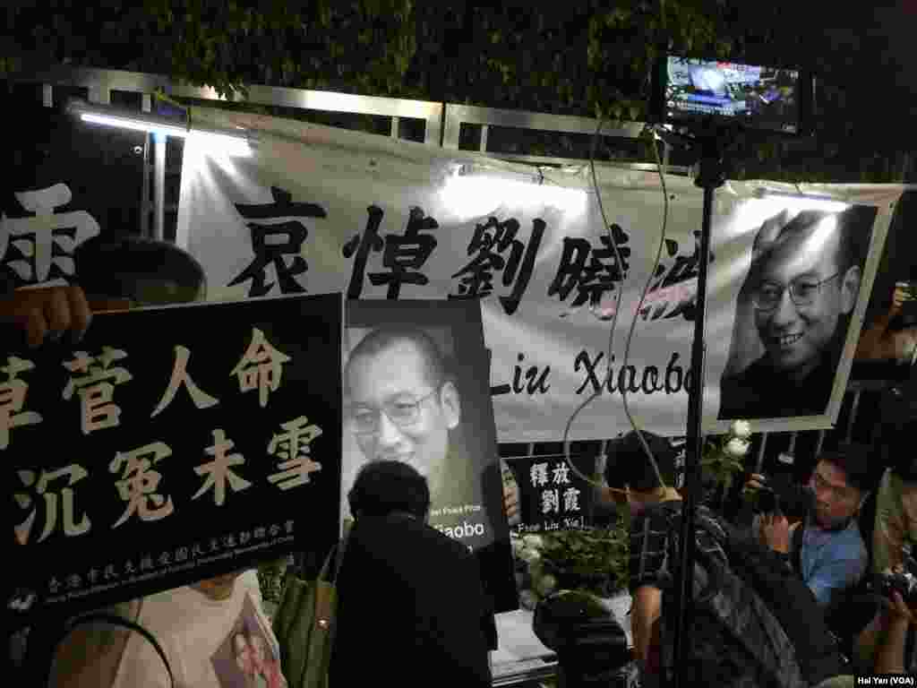 香港民众赴中联会外为刘晓波鲜花吊唁（美国之音海彦拍摄）