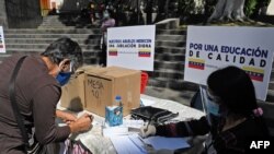 Personas participan en una "consulta popular" convocada por la oposición venezolana en Caracas, Venezuela. Diciembre 12, 2020.