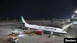 Un avión de la ex aerolínea estatal Mexicana de Aviación se ve en el Aeropuerto Internacional Felipe Ángeles (AIFA), administrado por militares, en Zumpango, México, el 26 de diciembre de 2023.