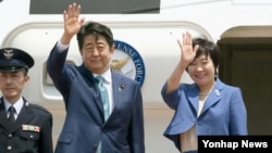 Thủ tướng Nhật Bản Shinzo Abe vẫy chào trước khi lên đường đi Châu Âu, và Nga. 