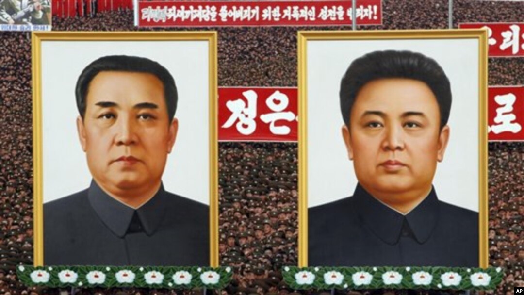 Tentara Korea Utara meneriakkan slogan di hadapan potret mendiang Kim Il Sung dan Kim Jong Il di Lapangan Kim Il Sung di Pyongyang, Korea Utara (20/4). Korut tersinggung 'pamer kemampuan rudal' Korsel dan ucapan Presiden Lee Myung-bak pekan lalu.