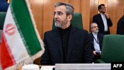 Penjabat Menteri Luar Negeri Iran, Ali Bagheri, menghadiri pertemuan Organisasi Kerja Sama Islam di Jeddah, pada 7 Agustus 2024. (Foto: AFP/Amer Hilabi)