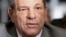 Filmski producent Weinstein izlazi iz sudnice u New Yorku zbog suđenja za seksualni napad u četvrti Manhattan u New Yorku