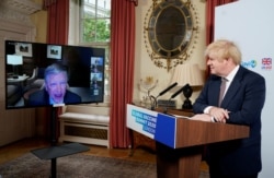 El Primer Ministro británico Johnson asiste a la Cumbre Global de Vacunas a través de Zoom en Londres