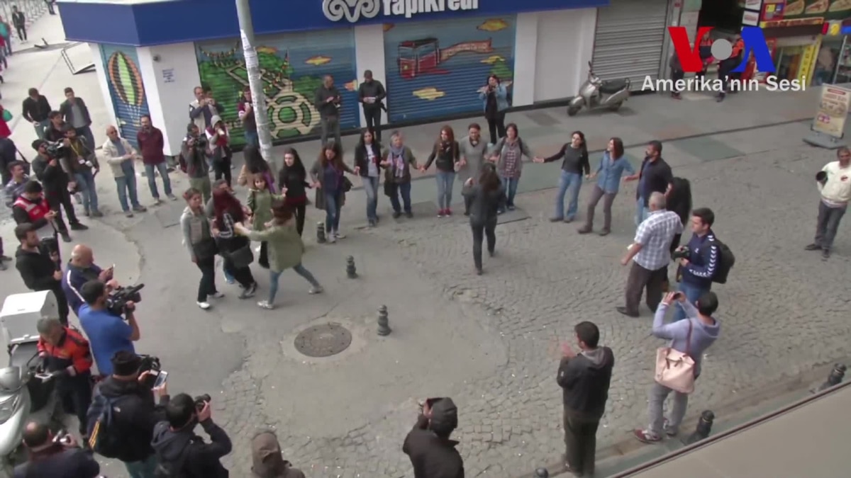 Taksim Meydan Na Y R Mek Steyen Gruba Polis M Dahalesi