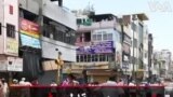 تجمع مردم مقابل مشروب فروشی در هند؛ تلاش پلیس برای متفرق کردن مردم